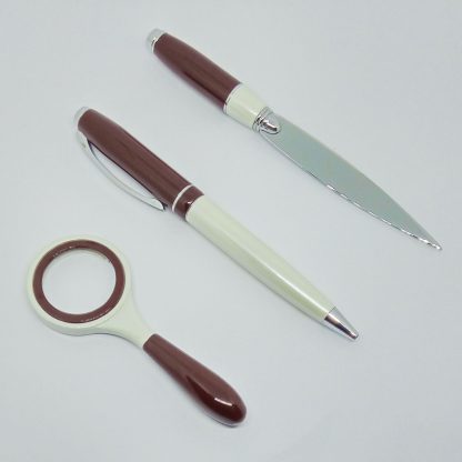 Set Scrivania marrone bianco con Penna a sfera Lente ingrandimento Taglierino Tagliacarte